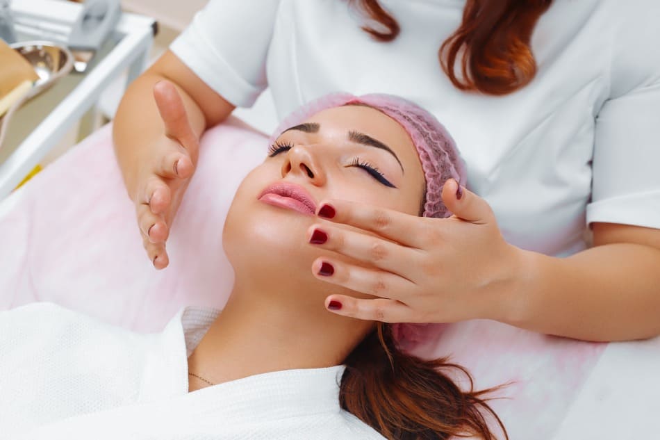 esteticista realizando masaje facial